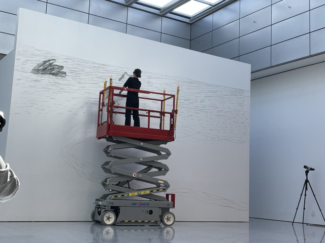 허윤희 작가가 지난달 전시 개막식에서 목탄 작업 퍼포먼스를 펼치고 있다. 이연정 기자