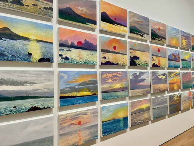 매일 같은 시간, 같은 장소에 앉아 그렸지만 어느 것 하나 같은 장면이 없다. 허윤희 작가가 제주에서 머무는 동안 매일 아침마다 2시간 가량 현장에서 완성한 작품 