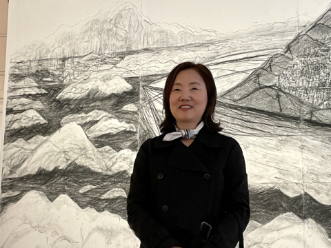 자신의 작품 앞에 선 허윤희 작가. 이연정 기자