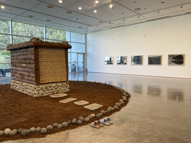 허윤희 작가는 이번 전시에서 2001년 남프랑스에서 제작했던 대표작 