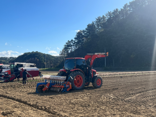 울진 특구 조합원들이 지난 11월 밀 파종을 하고 있다. 밀은 특구의 대표적 겨울작물이다. 경북농업기술원 제공