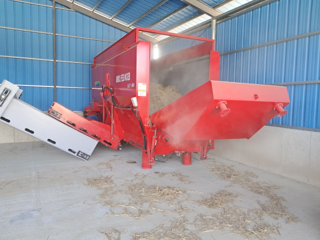 울진 특구의 조사료 열풍건조기. 농촌진흥청이 양질의 건초 가공용으로 개발한 것이다. 경북농업기술원 제공