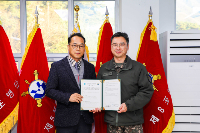 (왼쪽부터)손윤곤 영진전문대 국방군사계열 AI의무전투부사관과 학과장과 김지환 육군 제5포병여단장이 지난 4일 5포병여단 대회의실에서 열린 