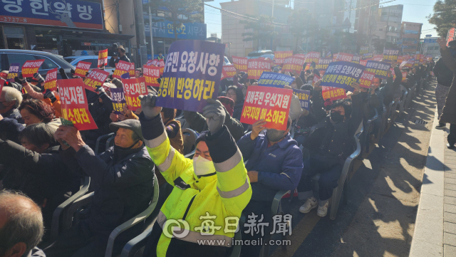 경북 안동시청 앞 대로에서 8일 오후 산불피해 주민 2천여명이 모여 총궐기대회가 열렸다. 손병현 기자