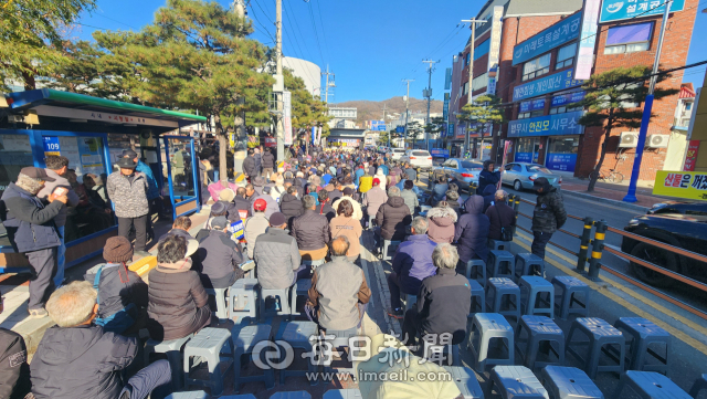 경북 안동시청 앞 대로에서 8일 오후 산불피해 주민 2천여명이 모여 총궐기대회가 열렸다. 손병현 기자