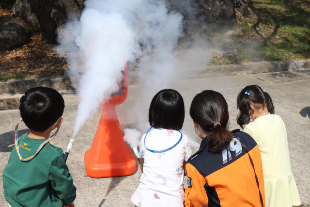 영주소방서가 어린이들을 대상으로 소화기 사용법을 교육하고 있다. 영주소방서 제공