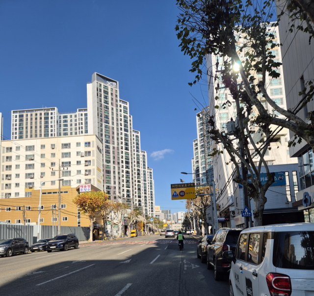 지난 4일 대구 동구에 있는 한 노상 공영주차장에서 관리 요원이 요금을 징수하러 다니고 있다. 김지수 기자