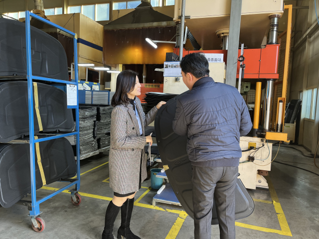 8일 대구 달성군 윤경자 대구지방조달청장이 혁신제품 지정기업 ㈜라지 생산 현장을 살펴보며 박철현 대표의 의견을 듣고 있다. 대구지방조달청 제공