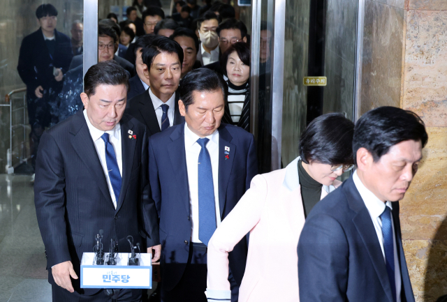 정청래 대표와 김병기 원내대표를 비롯한 더불어민주당 의원들이 8일 서울 여의도 국회에서 열린 비공개 의원총회를 마친 뒤 회의장을 나서고 있다. 민주당은 이날 내란전담재판부 설치법 등 사법개편안의 본회의 상정 일정을 논의했으나 위헌 소지에 대한 지적이 제기되자 추가 논의가 필요하다는 데 의견을 모아 결론을 미루기로 했다. 연합뉴스