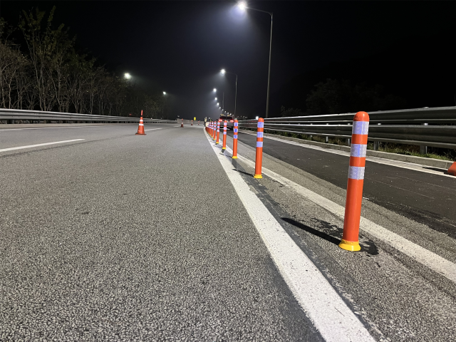 지난달 13일 충북 충주시 대소원면 대소원졸음쉼터(창원 방향)에 로덱스의 너트매립형 시선유도봉 68개가 설치됐다. 로덱스 제공