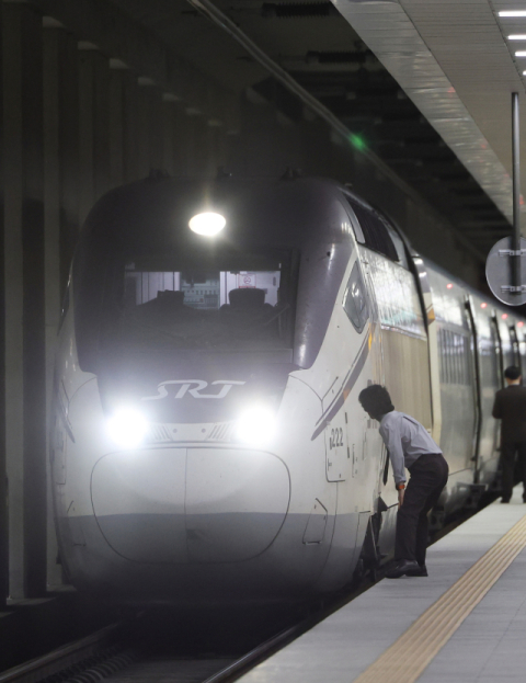 정부가 고속철도인 KTX와 SRT의 단계적 통합을 내년 말까지 추진한다. 내년 3월부터는 서울역에 SRT를, 수서역에 KTX를 투입하는 KTX·SRT 교차 운행을 시작한다. 하반기부터는 KTX와 SRT를 구분하지 않고 열차를 연결해 운행하며 통합 편성·운영에 나선다. 계획대로 통합이 이뤄질 경우 코레일과 SR은 2013년 12월 분리된 이후 약 13년 만에, 고속철도는 SRT가 2016년 12월 운행을 시작한 이래 10년 만에 합쳐지게 된다. 8일 서울 강남구 수서역 SRT 승강장에 열차가 정차해있다. 연합뉴스