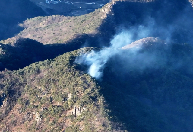 8일 오후 3시 19분쯤 청송군 주왕산면 성불사 인근에서 산불이 발생했다. 경북소방본부 제공