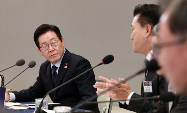 이재명 대통령이 8일 용산 대통령실 청사에서 열린 지방시대위원회 보고회에서 참석자 발언을 듣고 있다. 연합뉴스