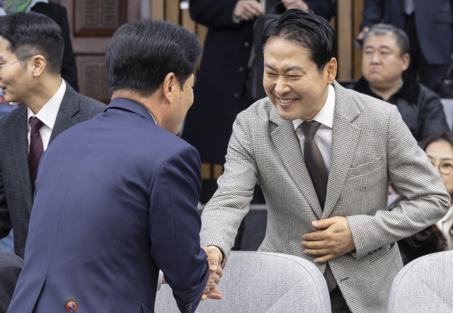 국민의힘 장동혁 대표가 8일 국회에서 열린 노동위원회 임명장 수여식 및 1차 전체 회의에 입장해 위원들과 인사하고 있다. 연합뉴스