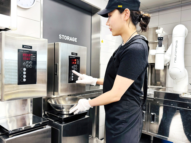 교촌치킨은 지난 8월부터 반죽 로봇을 전국 가맹점에 차례로 설치해 조리 자동화를 통해 매장 효율성을 강화하고 있다. 교촌에프앤비 제공