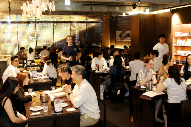 서울 이태원에 문 연 교촌치킨 플래그십 스토어 