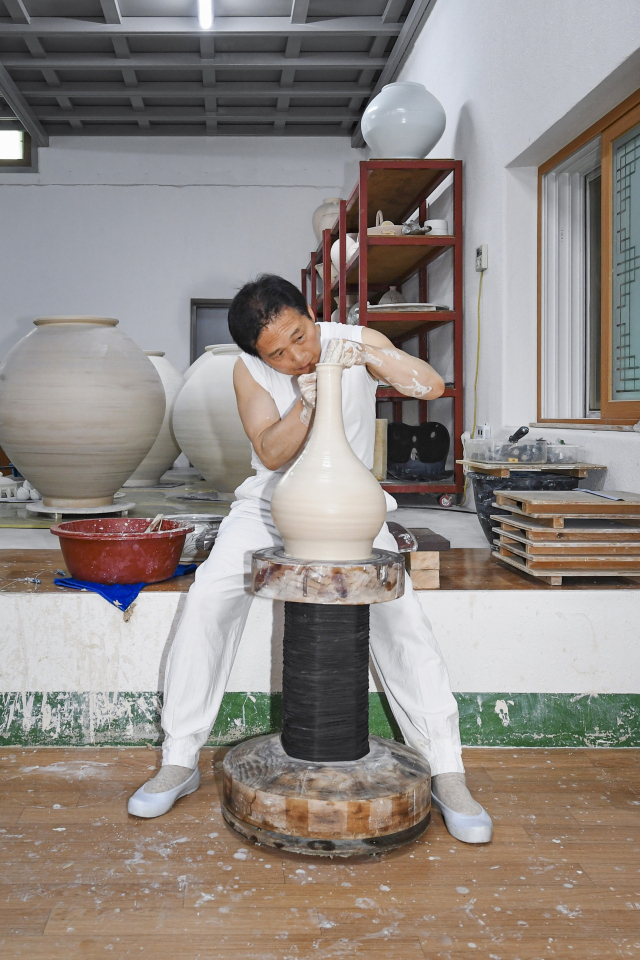 이학천 사기장의 최근 작품활동 모습