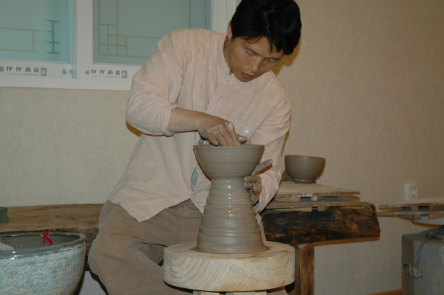 이학천 사기장의 20년전 작품활동 모습