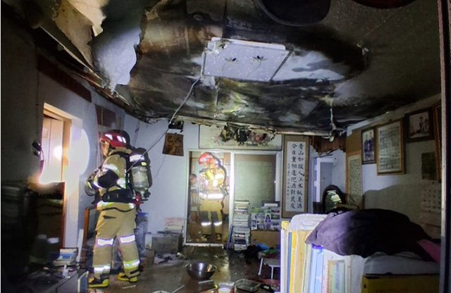 예천군 효자면에 한 단독주택에서 불이 나 소방당국이 화재를 진압하고 있다. 경북소방본부