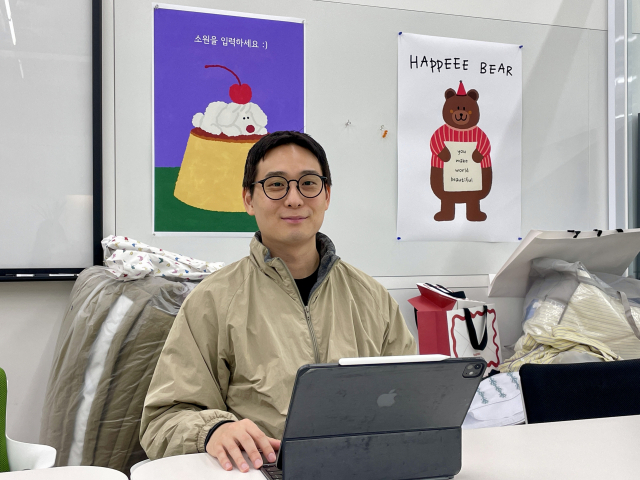 김현태 뚜누(TOUNOU) 대표가 남구 이천동의 사무실에서 업무를 보고 있다. 이곳에서는 마케팅, MD 등의 업무가 이뤄지며, 물류 및 CS 등을 담당하는 센터가 별도로 있다. 이연정 기자