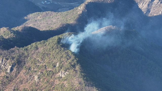 경북 청송군 청송읍 거대리에서 8일 오후 3시 19분쯤 발생한 산불이 관계 당국의 신속한 대응으로 9일 오전 9시 57분쯤 완전히 진화됐다. 경북소방본부 제공