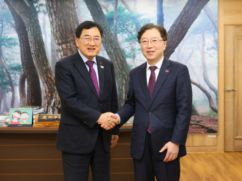 주부산 일본총영사,주낙영 경주시장 예방 APEC 성공 개최 외교 성과 공유