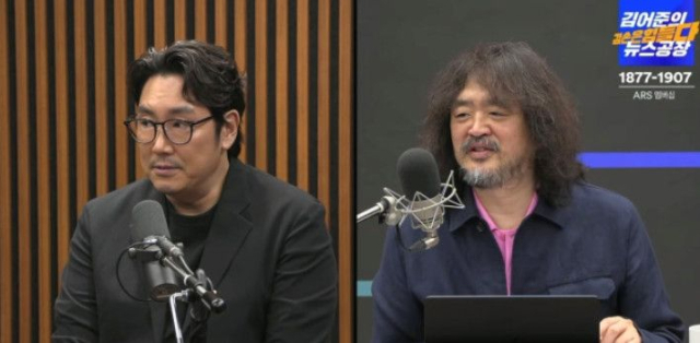 지난 8월 김어준의 뉴스공장에 출연한 배우 조진웅. 유튜브 영상 캡처