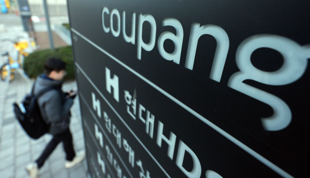 경찰, 쿠팡 첫 강제 수사…이용자 200만명 이탈 가속화