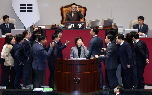 가맹사업법 상정에 국힘 필리버스터…여야 입법 대치