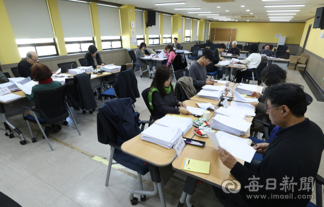 9일 대구 중구 매일신문사 대회의실에서 심사위원들이 