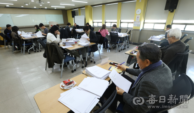 9일 대구 중구 매일신문사 대회의실에서 심사위원들이 