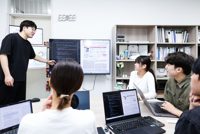 대구대학교 컴퓨터정보공학부 학생들이 프로젝트 회의를 진행하고 있다. 대구대 제공