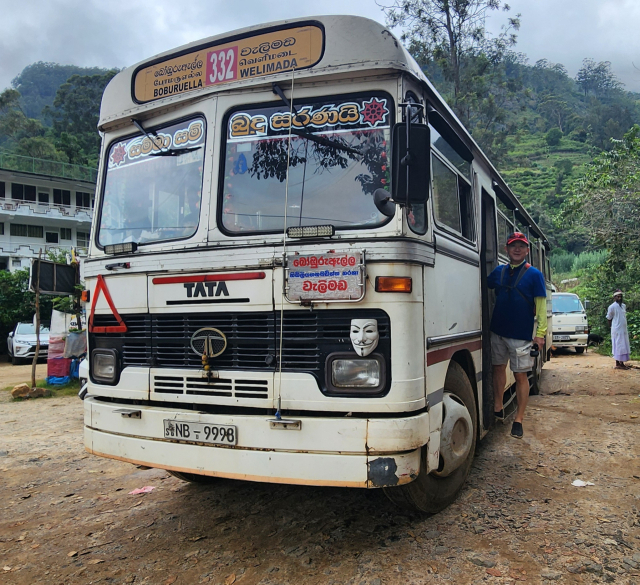 스리랑카에서는 정류장이 아닌 길가에서도 손을 흔들면 버스가 서고, 기사는 아무렇지 않게 태워 주어 모든 길이 곧 정류장이 된다.
