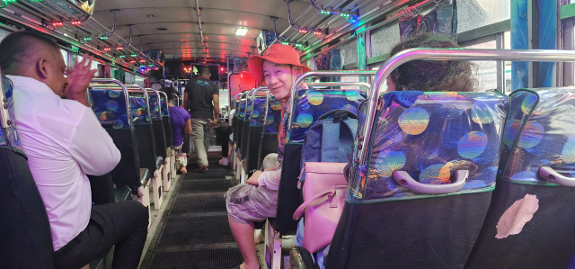 내부는 화려한 조명과 돌아가는 미러볼, 그리고 스리랑카식 경쾌한 음악으로 가득하다.