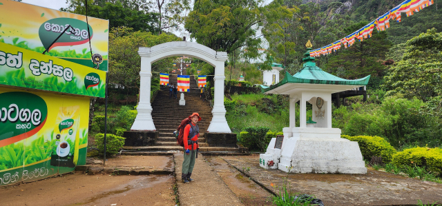 종점 근처의 고요한 사원은 지친 여행자에게 평화로운 위로를 건넨다.