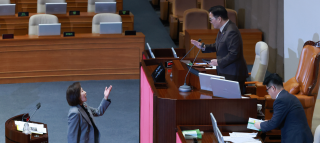 '필버' 나경원 마이크 꺼버린 우원식…사상 첫 '의원 입틀막'