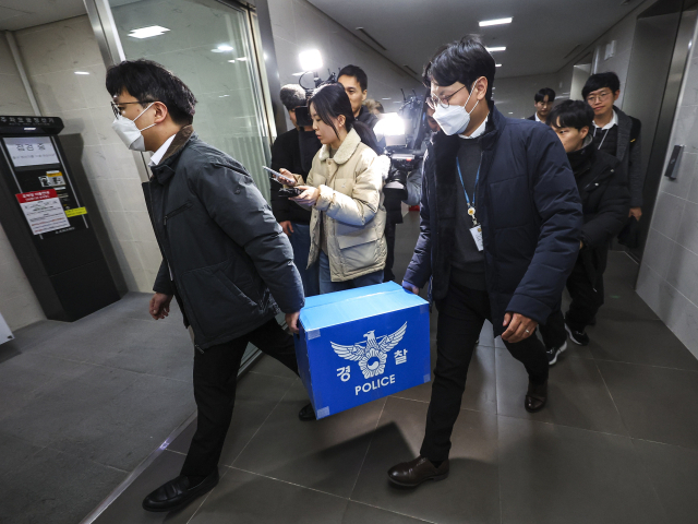 경찰이 고객 3천370만명의 개인정보가 유출된 쿠팡에 대한 강제 수사에 나섰다. 9일 오후 압수수색이 진행중인 송파구 쿠팡 본사에서 경찰 관계자들이 상자를 들고 나서고 있다. 연합뉴스