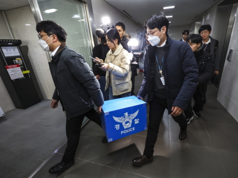 경찰, 쿠팡 본사 압수수색… '전직 중국인 직원' 피의자로 적시