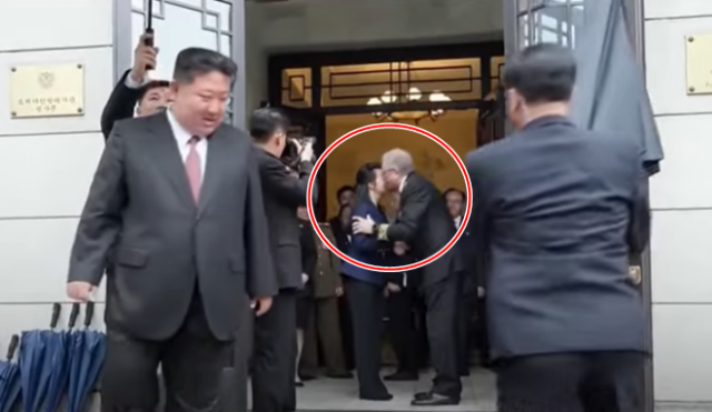 지난 5월 주북 러시아 대사관을 방문한 김정은 위원장의 딸 주애가 주북 러시아 대사 알렉산드르 마체고라와 뺨키스를 하고 있다. 유튜브 캡처