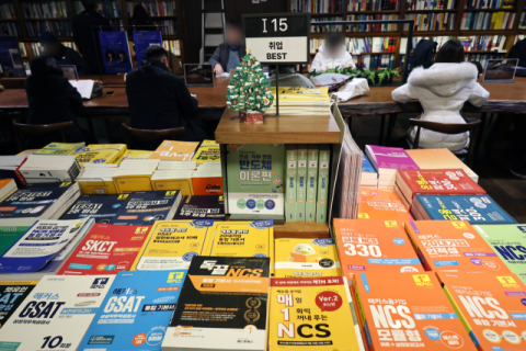 11월 취업자 22만명 늘었지만…청년 일자리 19개월째 '뒷걸음'