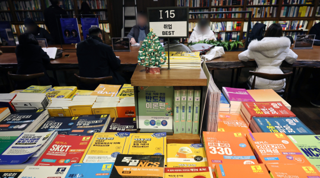 지난달 취업자 22만명↑…청년 일자리는 '뒷걸음'