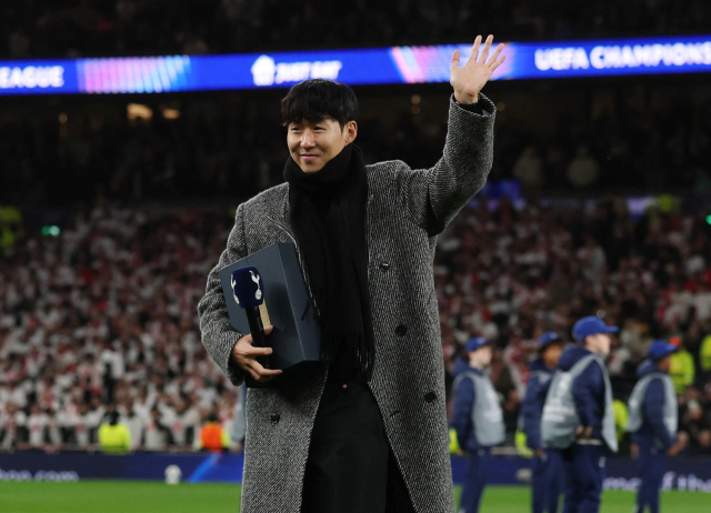 손흥민이 10일 영국 런던의 토트넘 홋스퍼 스타디움을 찾아 함성과 박수로 반겨주는 홈 팬들에게 인사하고 있다. 연합뉴스