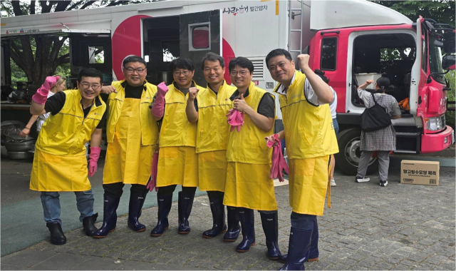 희성전자 임직원들이 무료 급식 행사장에서 기념촬영을 하고 있다. 회사는 임직원들의 자발적인 참여로 정기적인 무료 급식 행사를 진행 중이다. 희성전자 제공