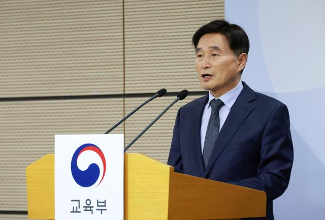 오승걸 한국교육과정평가원장이 지난 4일 세종시 정부세종청사 교육부 브리핑실에서 2026학년도 대학수학능력시험 채점 결과를 발표한 뒤 기자들 질문에 답하고 있다. 교육부 제공