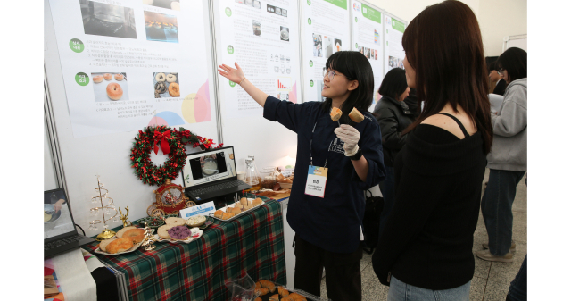 대구가톨릭대학교 캡스톤디자인 경진대회에서 외식조리제과제빵학과 간바레 상인상 팀이 직접 만든 발효 빵에 대해 설명하고 있다. 대구가톨릭대 제공