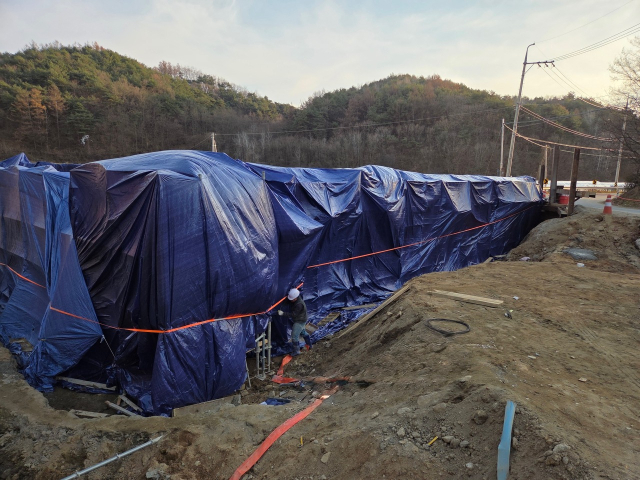 봉화군이 겨울철 기온 저하와 결빙으로 인한 안전사고를 사전에 차단하기 위해 지역 건설사업장에 대한 동절기 시공중지를 시행한다. 봉화군 제공