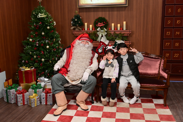 12월이 되면 봉화군 소천면 분천은 또 한 번 변신한다. 크리스마스와 겨울을 테마로 한 동화 같은 풍경 속에서 놀이와 체험, 공연이 어우러지는 