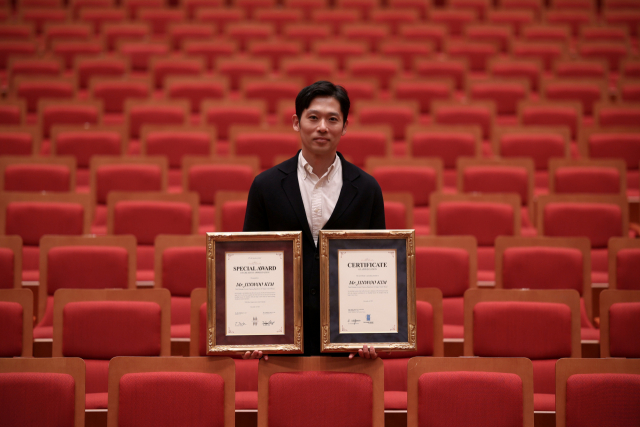 김진우 대구콘서트하우스 공연기획팀장이 오사카 더 심포니홀과 지케이학원그룹으로부터 감사장을 들고 포즈를 취하고 있다. 대구콘서트하우스 제공