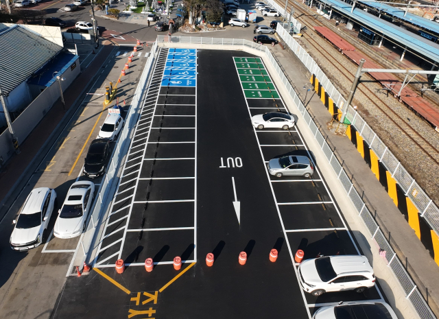 칠곡군은 왜관남부 공영주차장을 확장했다. 칠곡군 제공