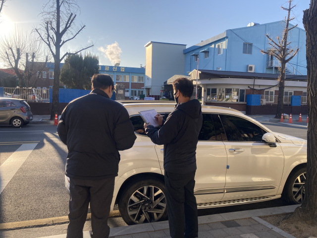 대구 염색산업단지가 배출하는 악취와 폐수 등 환경 문제가 불거지는 가운데 대구 서구청이 도입한 악취 모니터링 시스템의 실효성이 떨어진다는 지적이 잇따르고 있다. 사진은 서구청 직원들이 염색산단을 돌며 악취 모니터링을 하는 모습. 정두나 기자